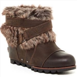 Sorel Joan of Artic wedge boots like new 6